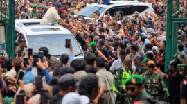 Menteri Pertahanan (Menhan) Prabowo Subianto disambut riuh luluban ribuan warga termasuk para petani dan peternak di Sumedang. (Dok. Tim Media Prabowo Subianto)

