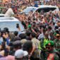 Menteri Pertahanan (Menhan) Prabowo Subianto disambut riuh luluban ribuan warga termasuk para petani dan peternak di Sumedang. (Dok. Tim Media Prabowo Subianto)

